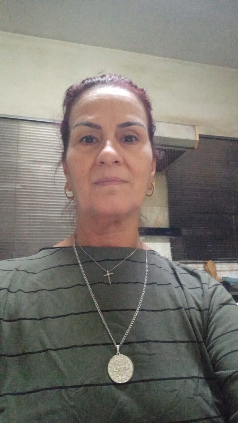 Luciana S. com colar de São Bento