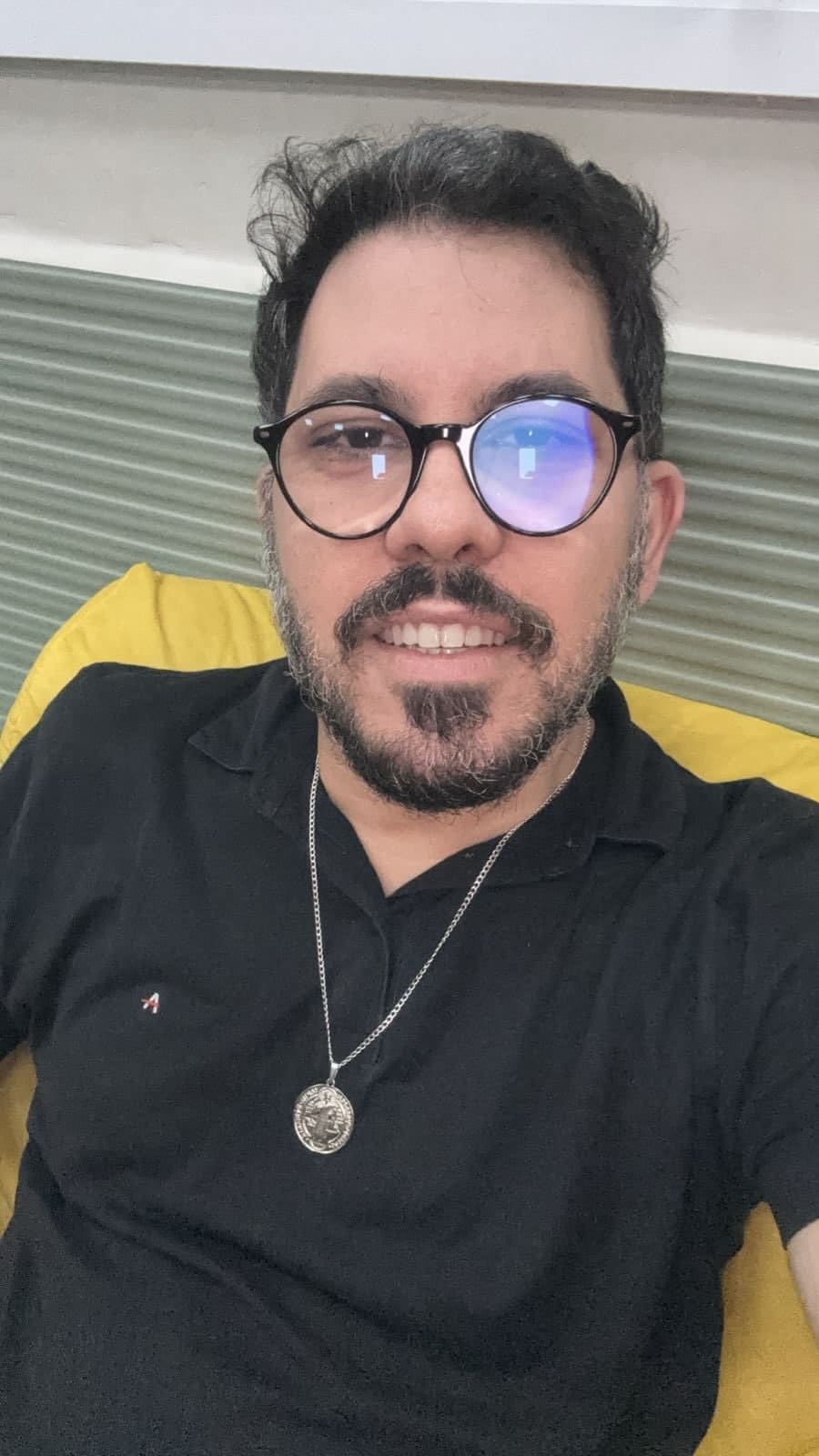 Carlos Eduardo com colar de São Bento