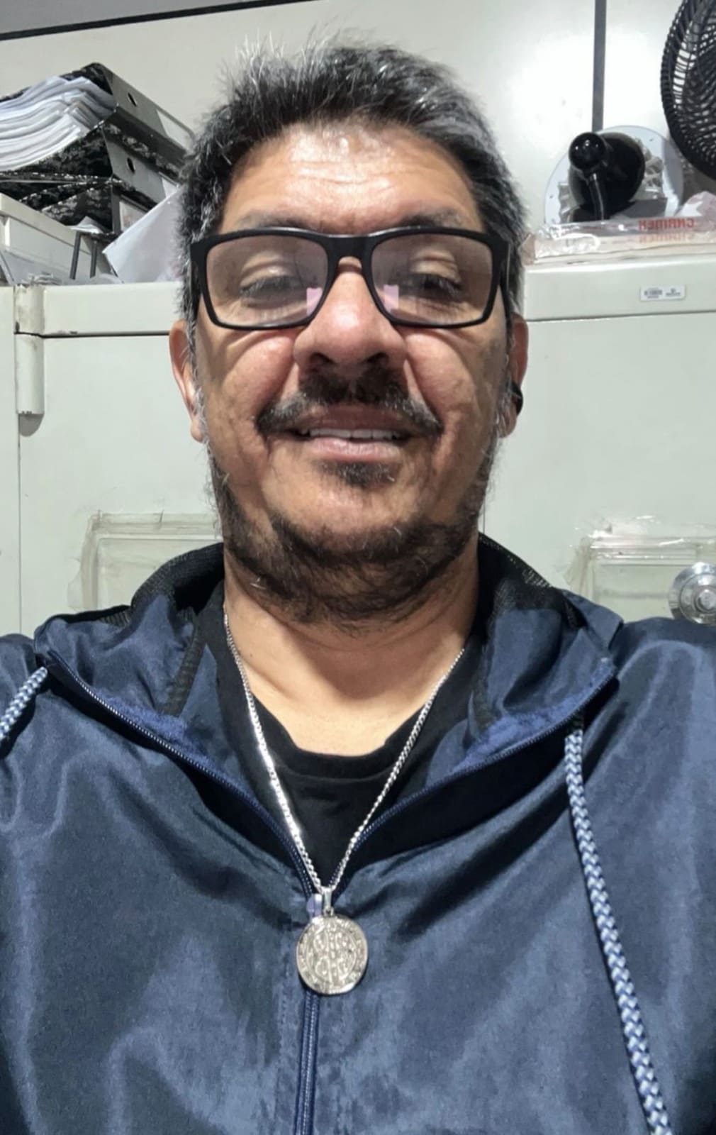 Rafael A. com colar de São Bento