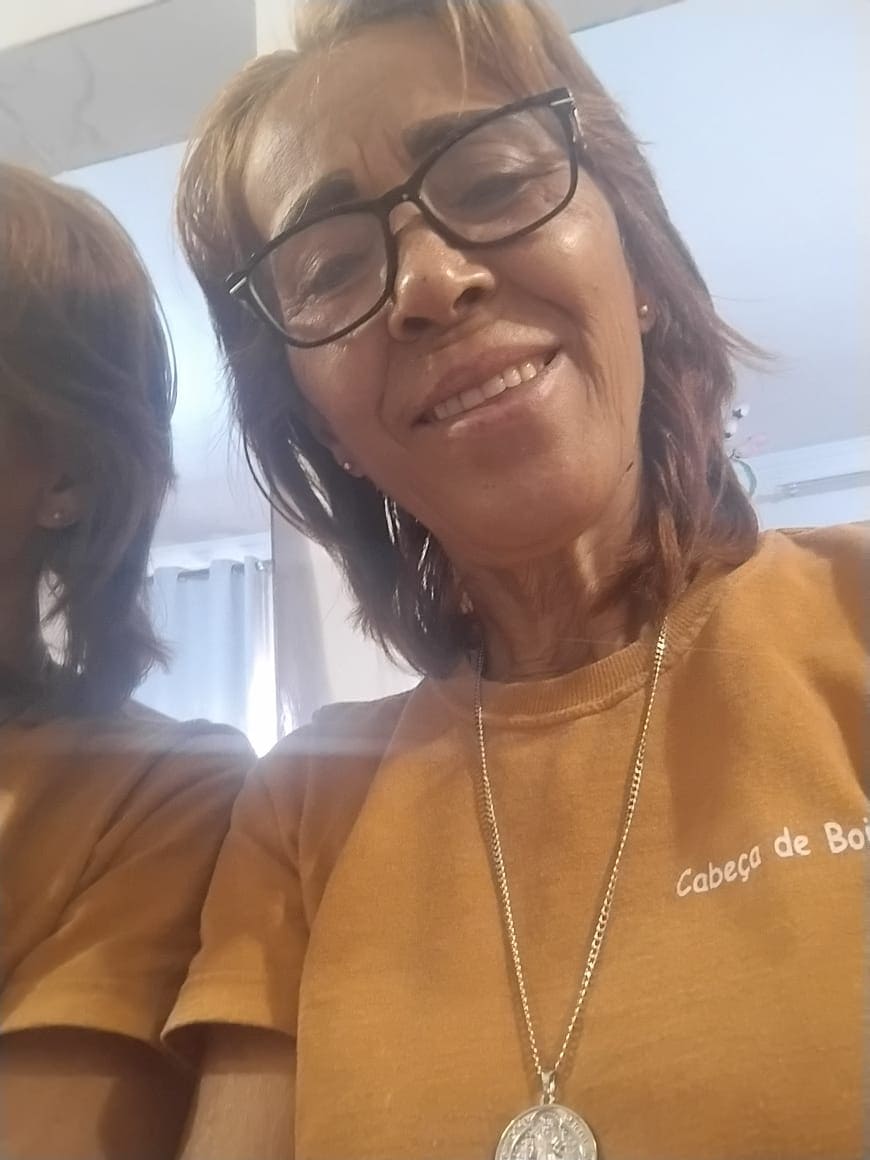 Débora M. com colar de São Bento