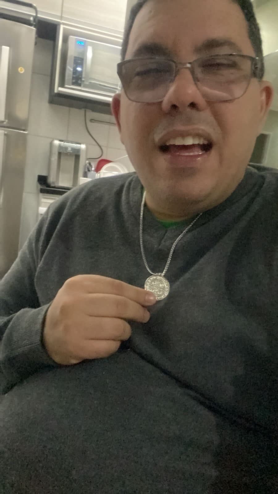 Anderson L. com colar de São Bento